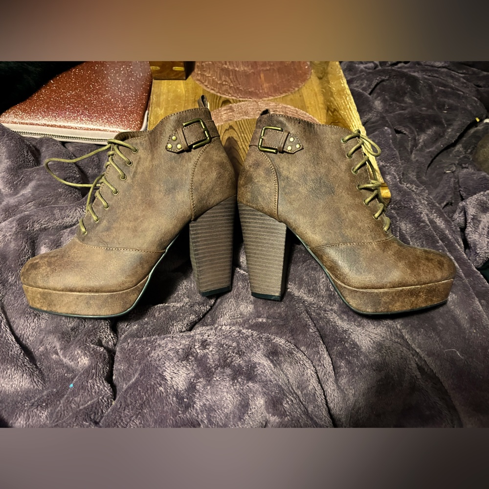 Size 8 
Brand: Hot Tomato 
3-4 inch heel booties.
NEVER BEEN WORN.